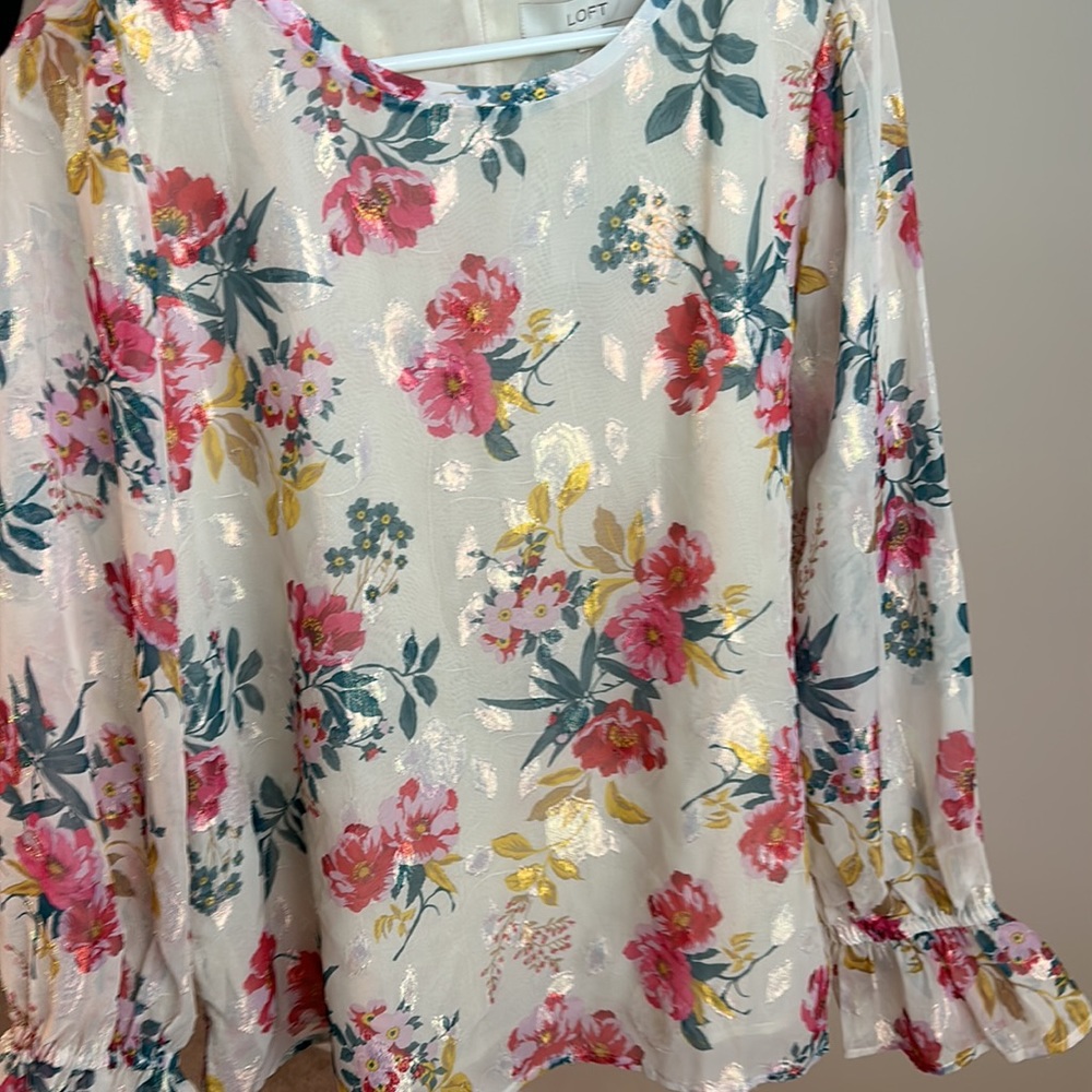 NWT gorgeous flower top